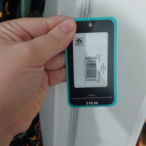 NWT Nightmare Before Christmas Alive With Love V-Neck Print Scrub Top Size 2XL - Picture 5 of 10